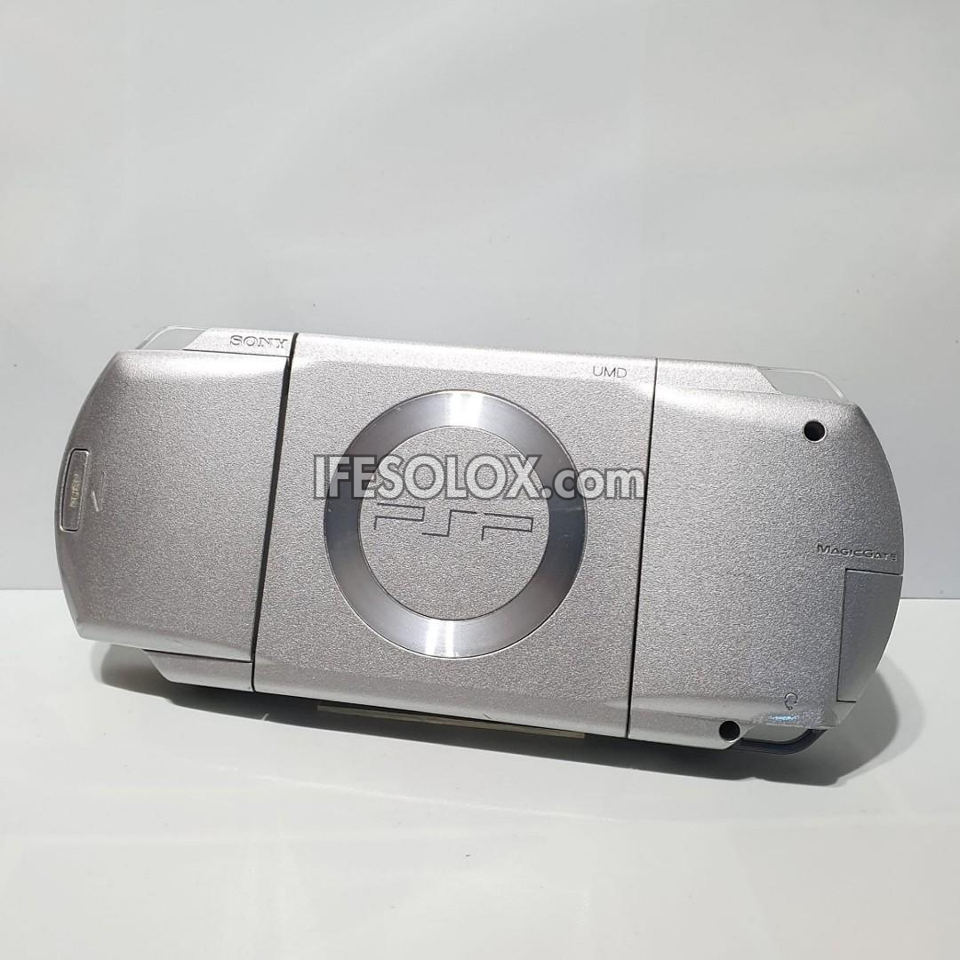 PlayStation Portable PSP 1000 series Game Console with 16GB Memory Stick and 15 Games (Silver) - Foreign Used