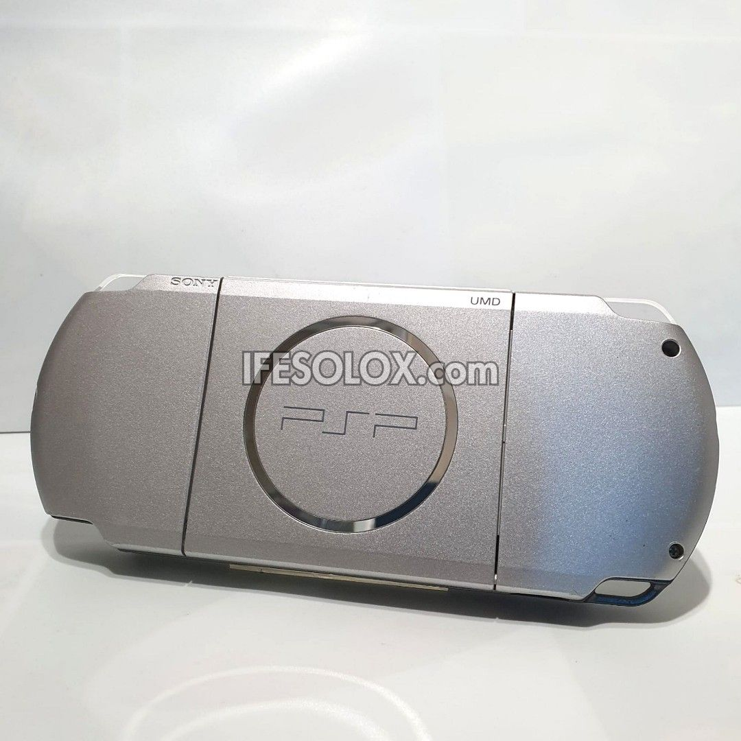 PlayStation Portable PSP 3000 series Game Console with 16GB Memory Stick and 15 Games (Silver) - Foreign Used