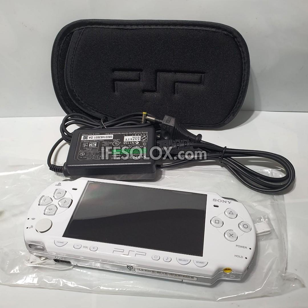 PlayStation Portable PSP 2000 series Slim Game Console with 16GB Memory Stick and 15 Games (White) - Foreign Used
