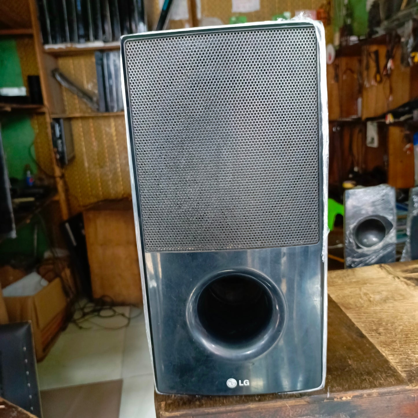 LG SH95TA-W 3 ohms Home Theater Passive Subwoofer - Foreign Used