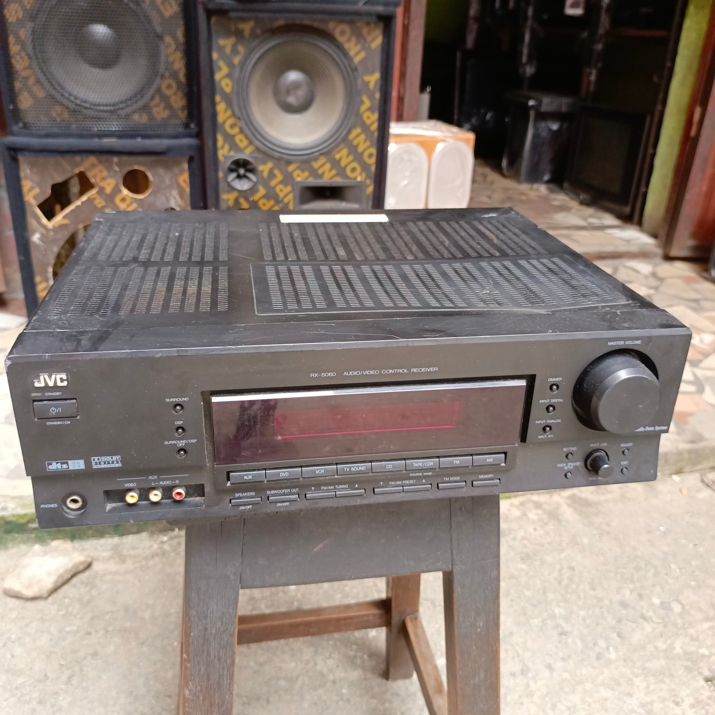 Récepteur AV stéréo JVC RX5060 (amplificateur) avec sortie 5.1 canaux et 5 entrées audio - Utilisé à l'étranger