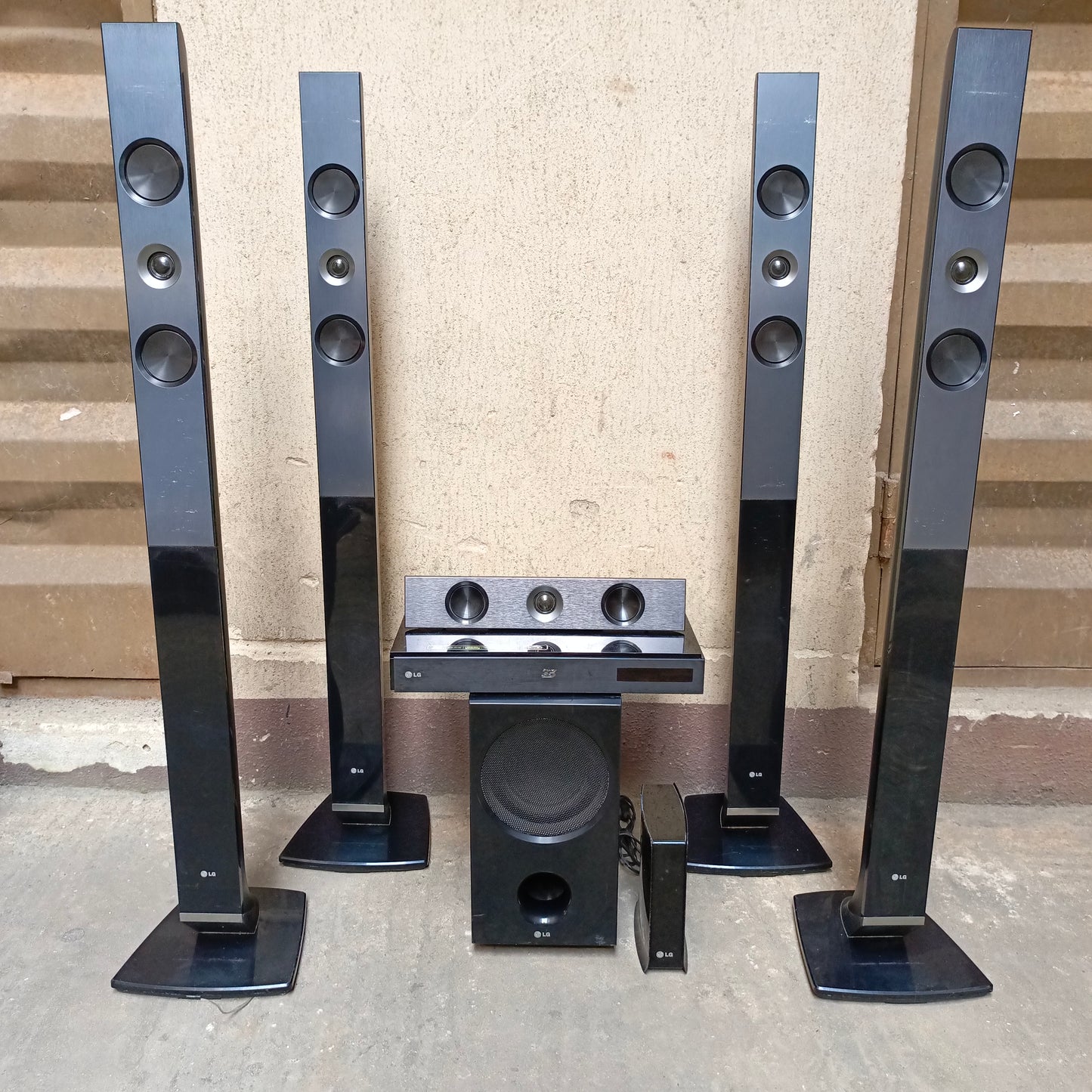 LG HB966TZW 5.1Ch 1100 Watts Blu-ray 3D DVD Home Theater Complete Set with Wireless Rear Speakers - Foreign Used