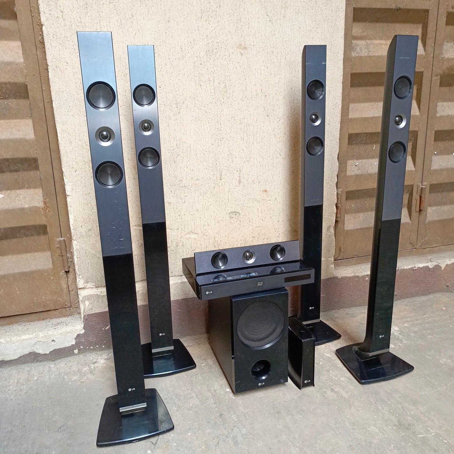 LG HB966TZW 5.1Ch 1100 Watts Blu-ray 3D DVD Home Theater Complete Set with Wireless Rear Speakers - Foreign Used