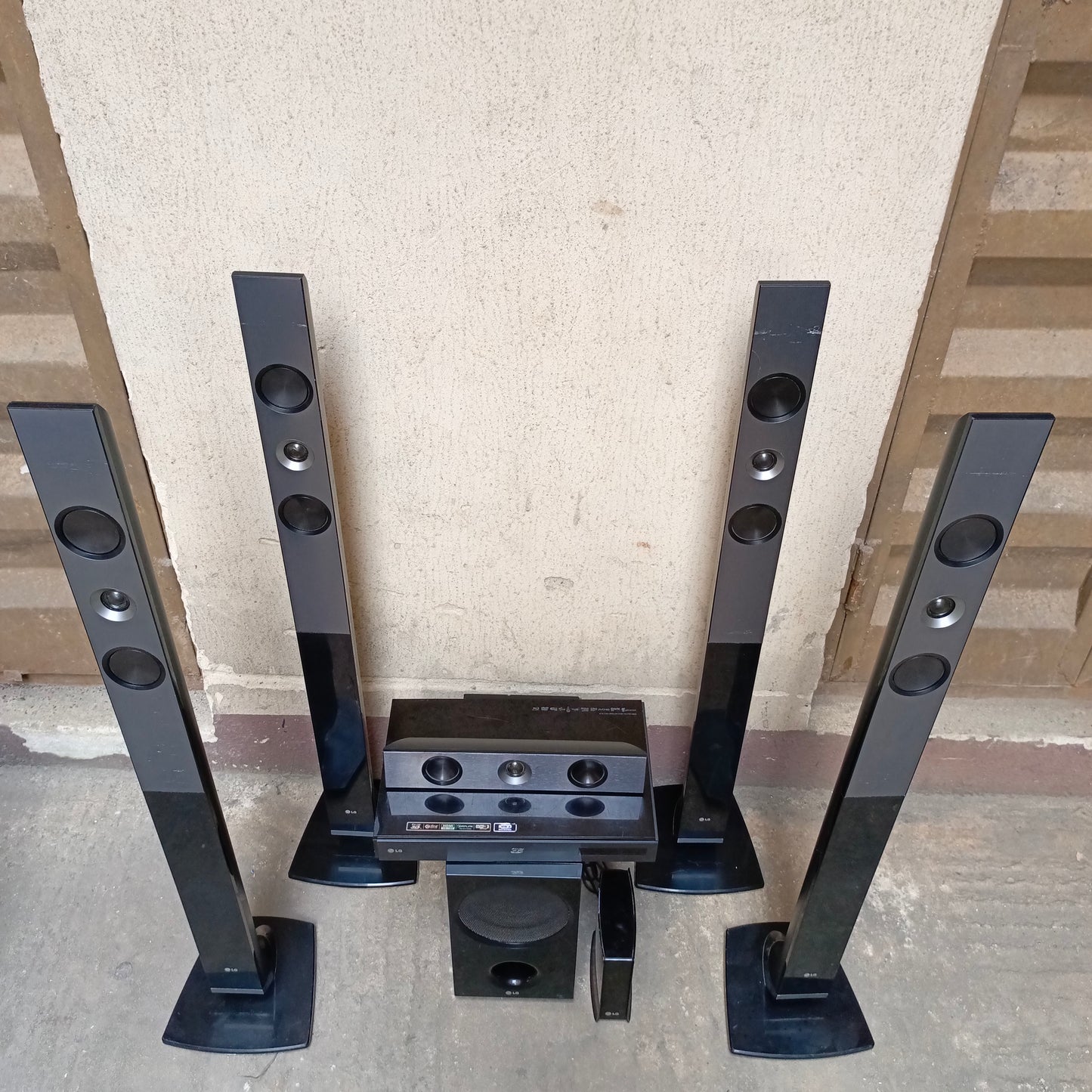 LG HB966TZW 5.1Ch 1100 Watts Blu-ray 3D DVD Home Theater Complete Set with Wireless Rear Speakers - Foreign Used