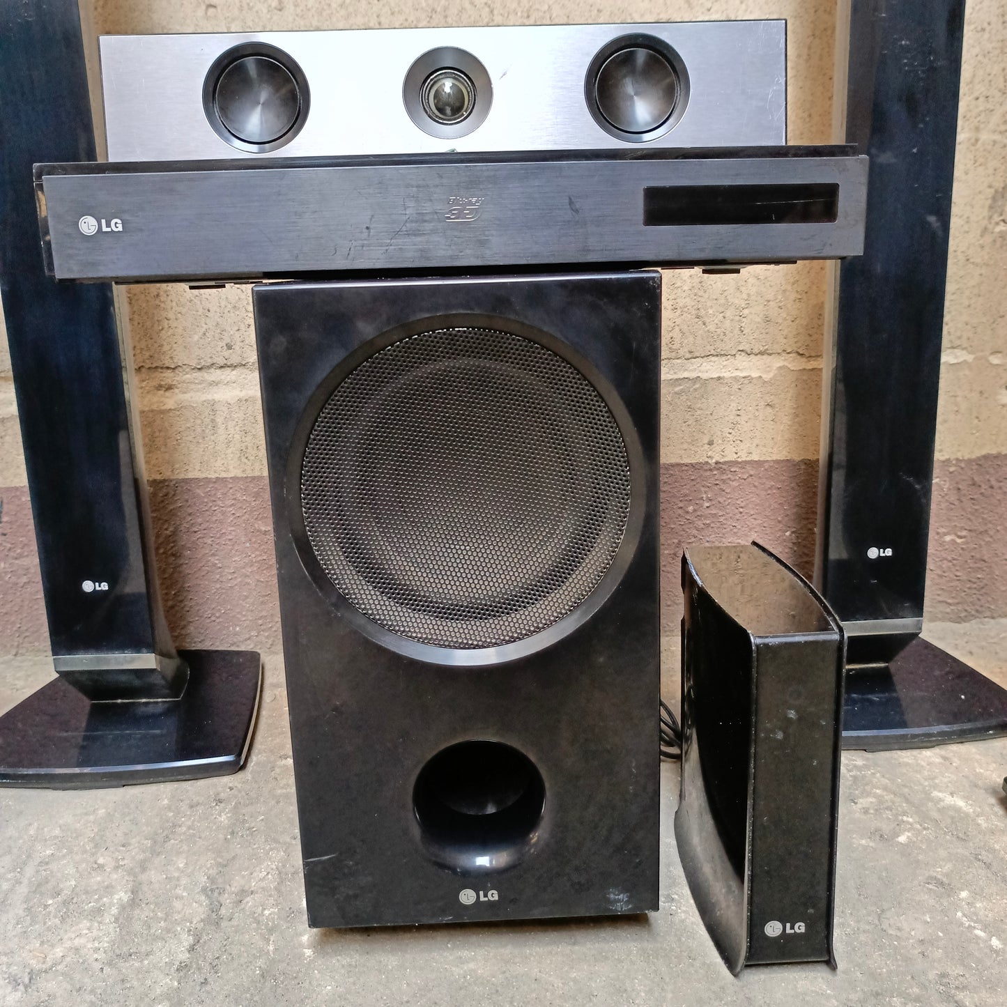 LG HB966TZW 5.1Ch 1100 Watts Blu-ray 3D DVD Home Theater Complete Set with Wireless Rear Speakers - Foreign Used