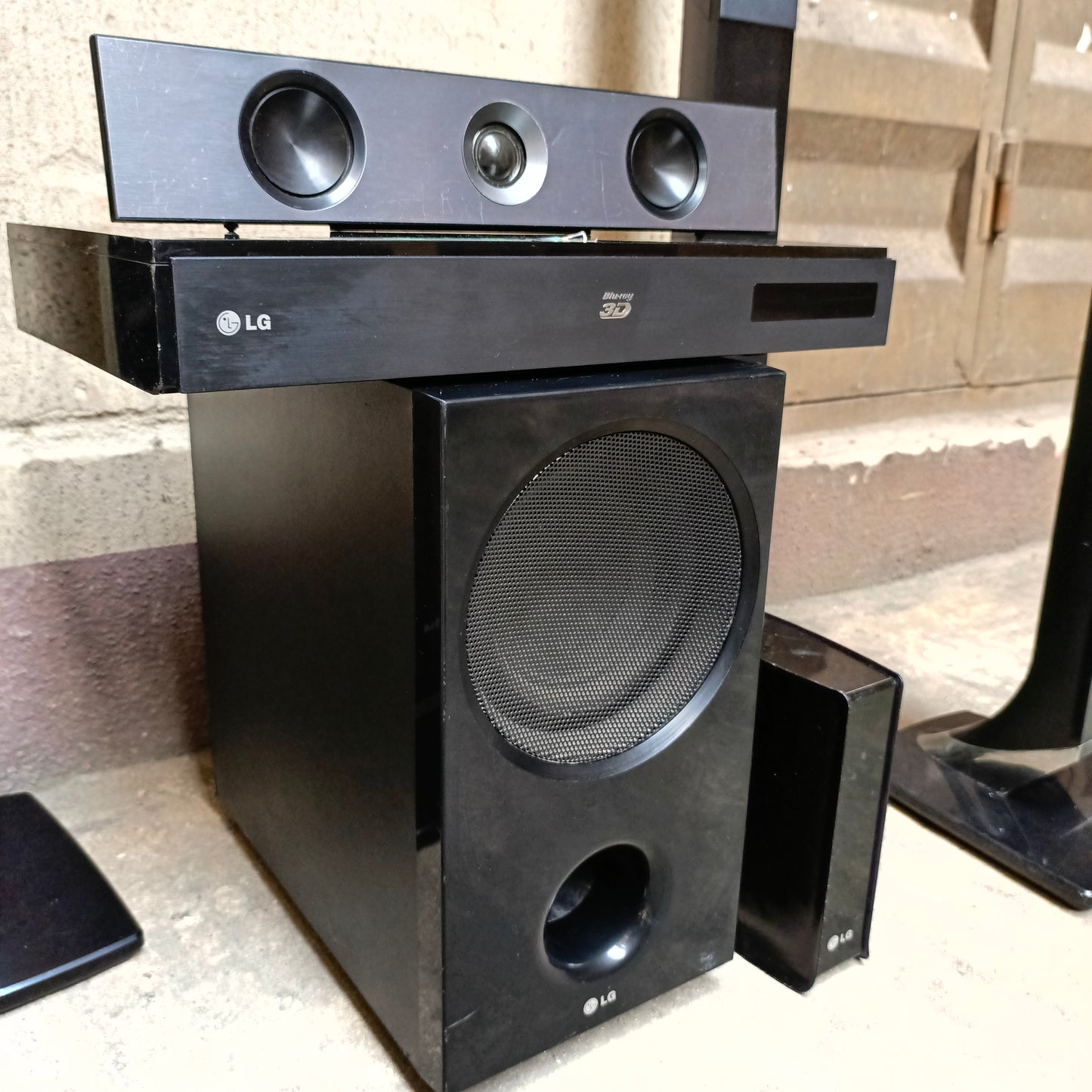 LG HB966TZW 5.1Ch 1100 Watts Blu-ray 3D DVD Home Theater Complete Set with Wireless Rear Speakers - Foreign Used