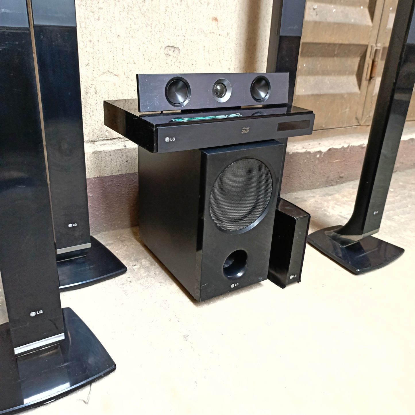 LG HB966TZW 5.1Ch 1100 Watts Blu-ray 3D DVD Home Theater Complete Set with Wireless Rear Speakers - Foreign Used