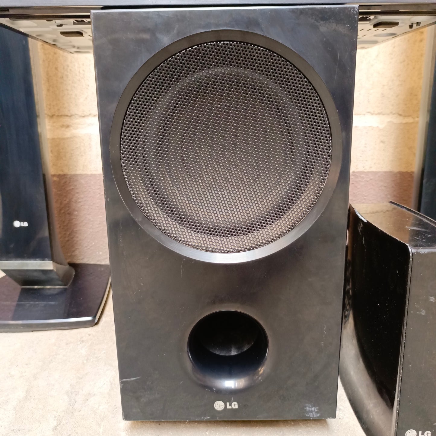 LG HB966TZW 5.1Ch 1100 Watts Blu-ray 3D DVD Home Theater Complete Set with Wireless Rear Speakers - Foreign Used