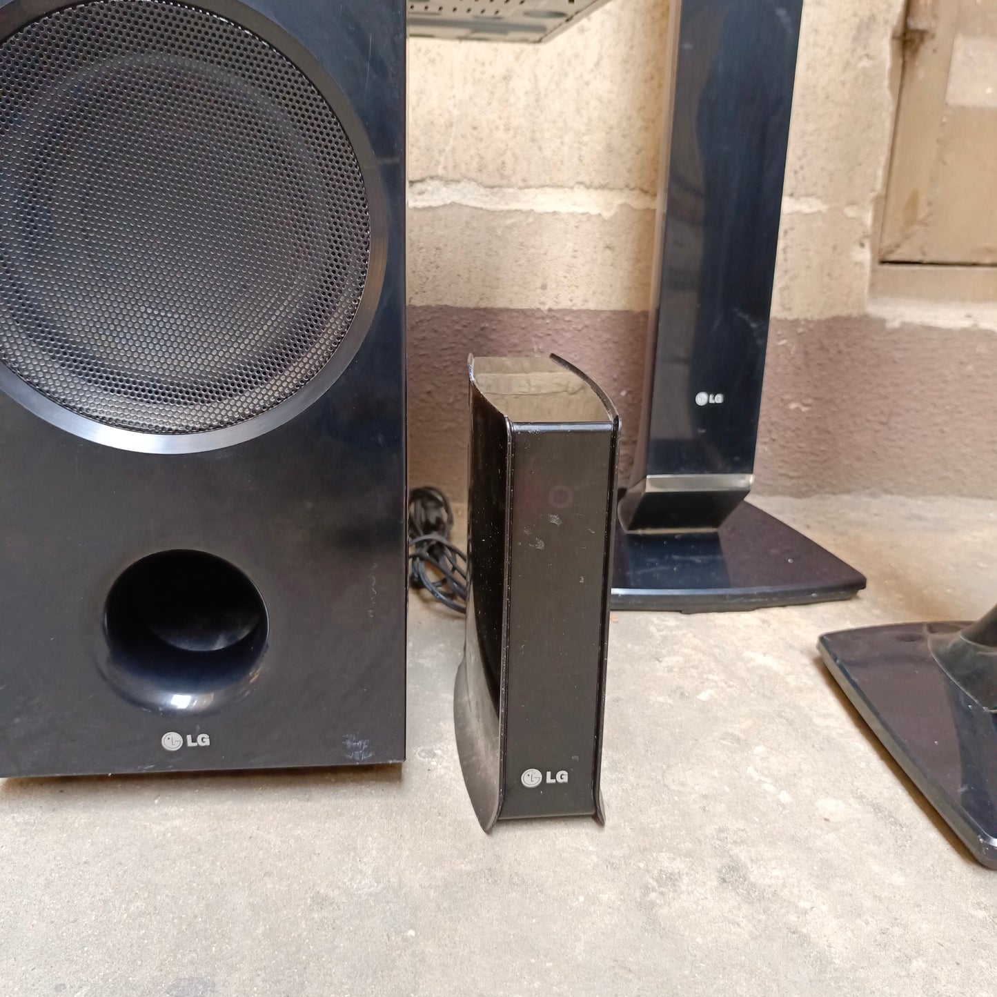 LG HB966TZW 5.1Ch 1100 Watts Blu-ray 3D DVD Home Theater Complete Set with Wireless Rear Speakers - Foreign Used
