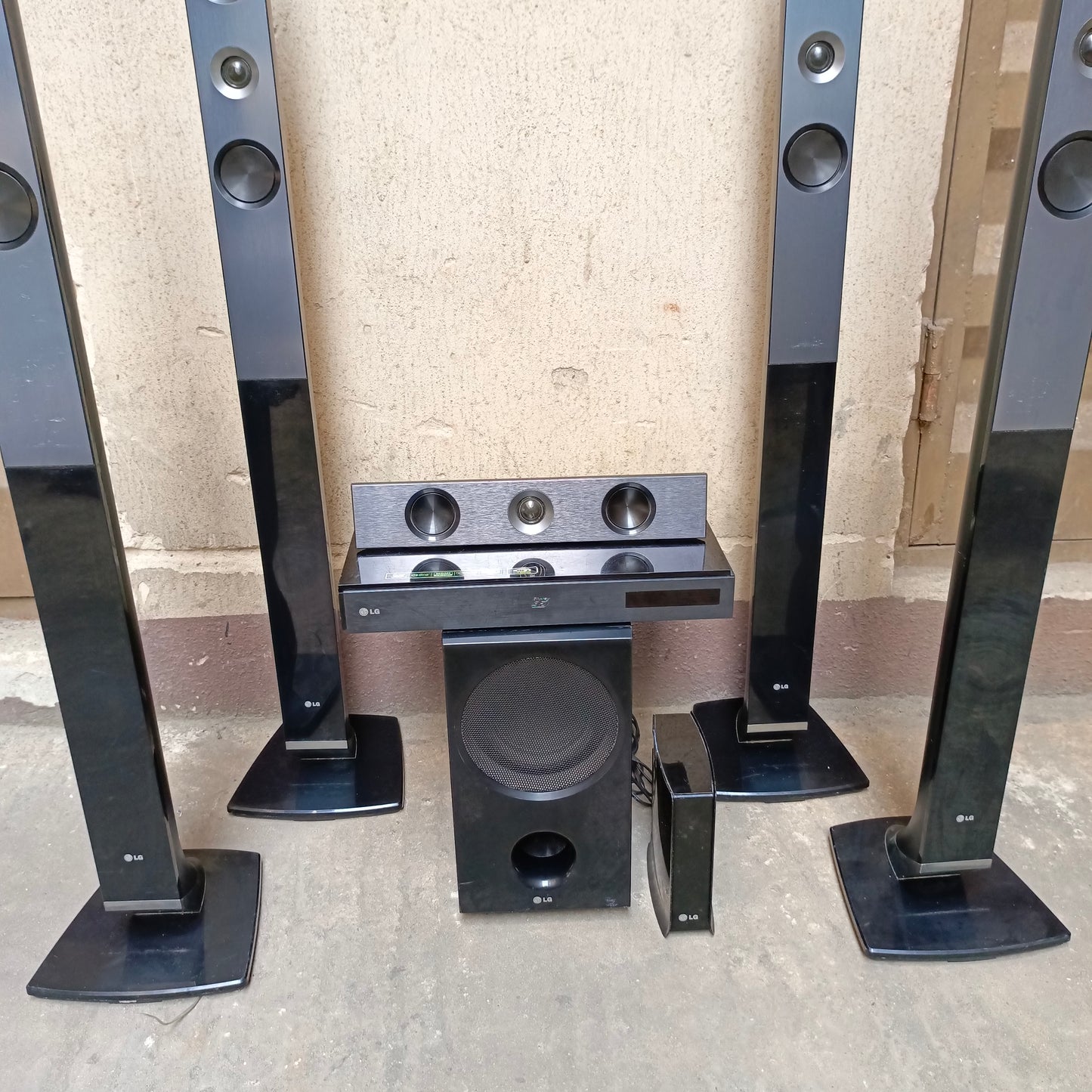 LG HB966TZW 5.1Ch 1100 Watts Blu-ray 3D DVD Home Theater Complete Set with Wireless Rear Speakers - Foreign Used