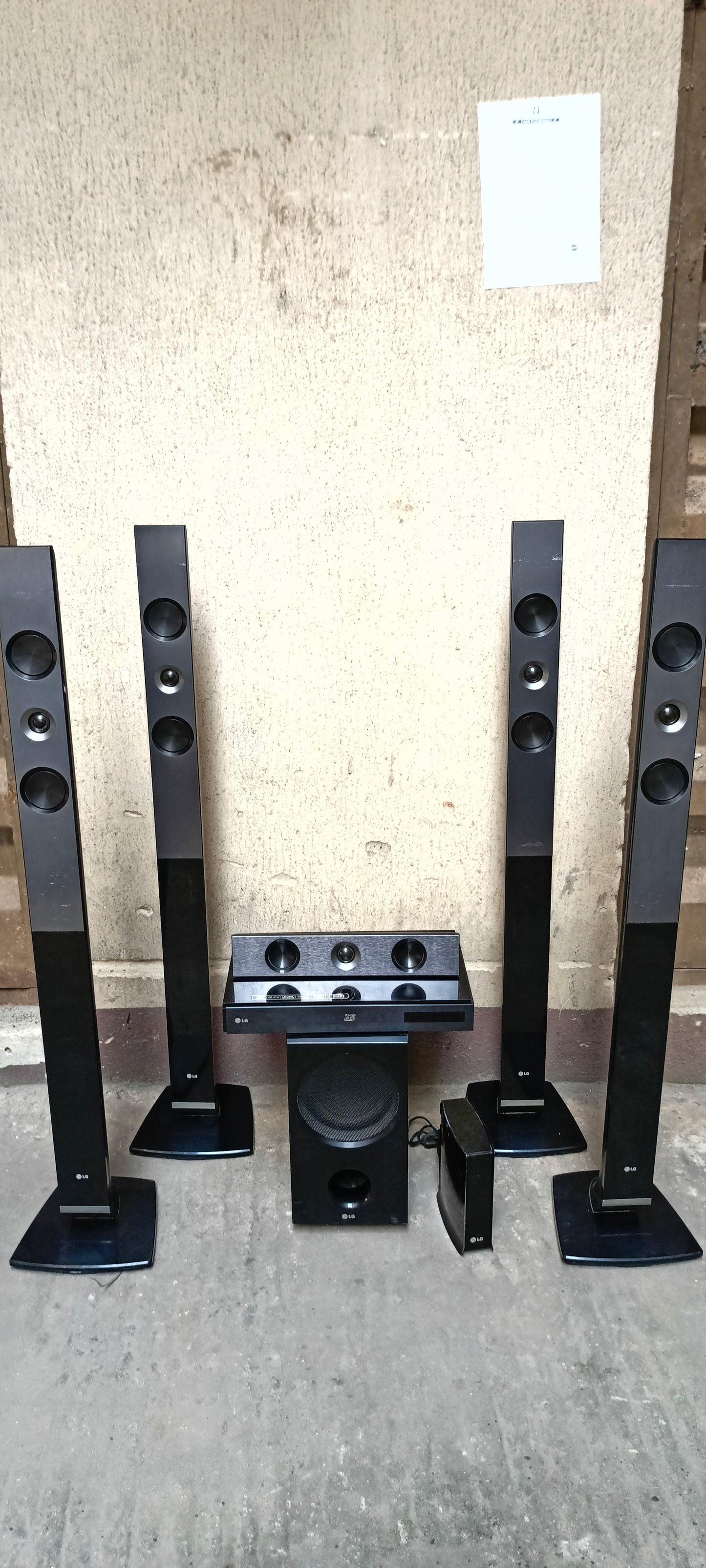 LG HB966TZW 5.1Ch 1100 Watts Blu-ray 3D DVD Home Theater Complete Set with Wireless Rear Speakers - Foreign Used