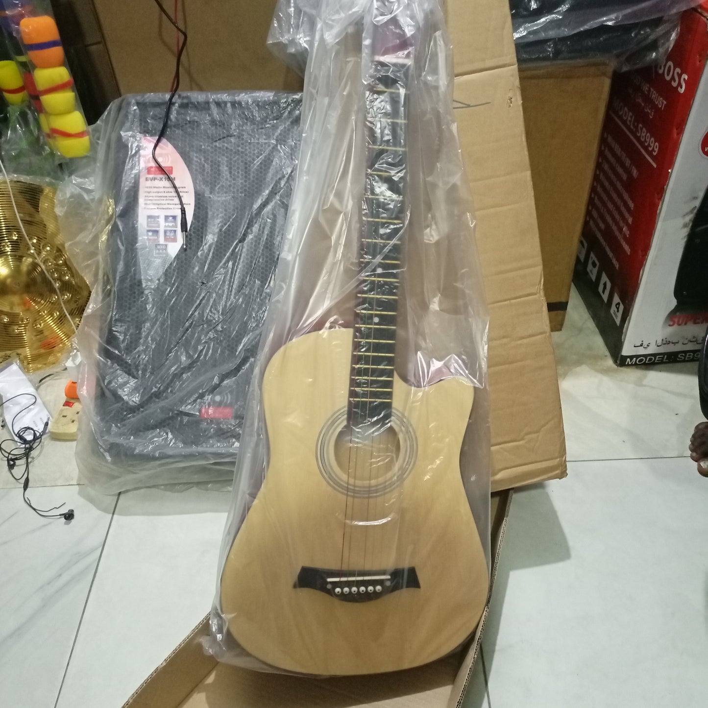 Guitare acoustique naturelle classique de 38 pouces avec ceinture et sac - Tout neuf