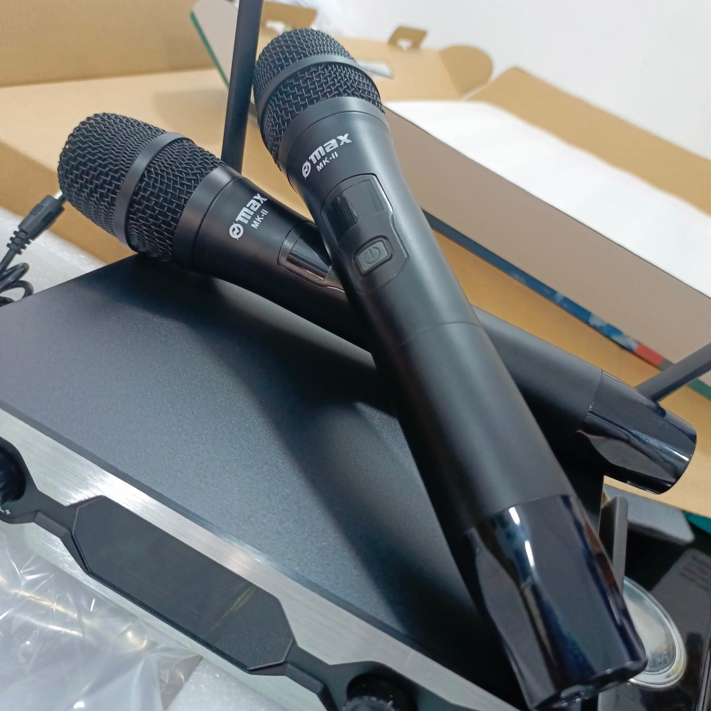 Max MK-II Dual (2-Way) Dynamic Wireless Vocal Microphone - Closer View