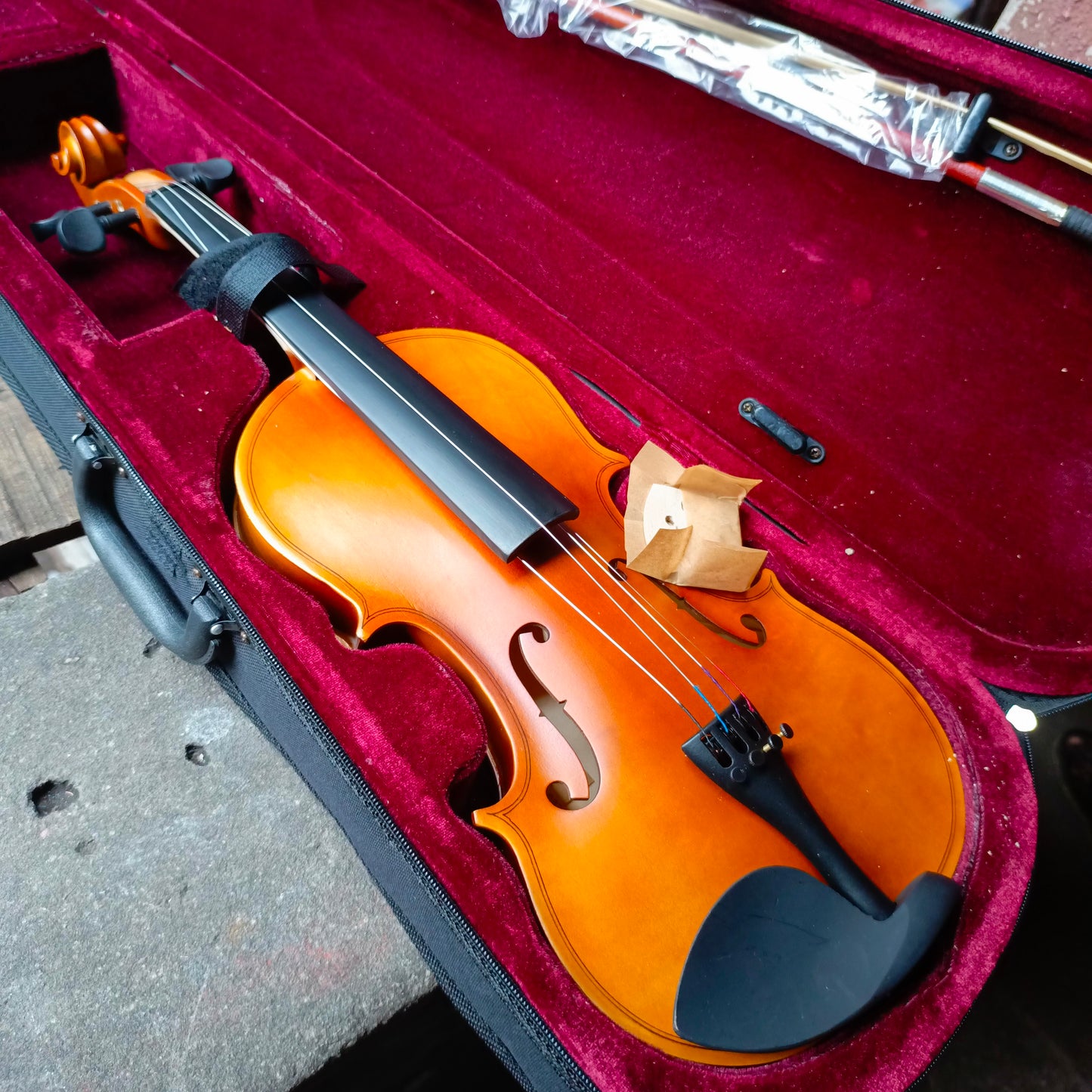 Yamaha 4/4 Concert Violin Starter Kit for Students with Bow, Shoulder rest, Rosin and a Light-weight Hardcase (Replica) - Brand New