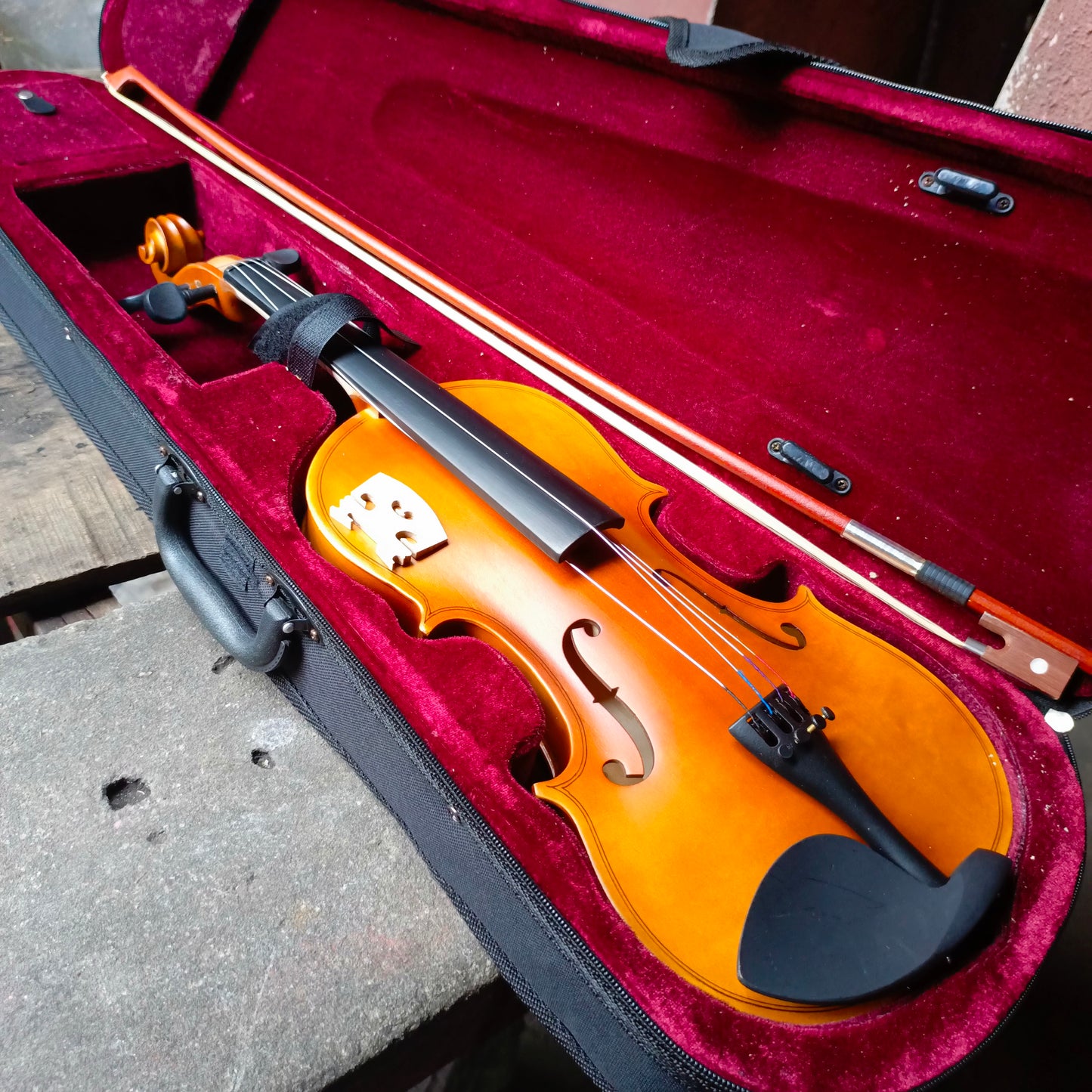 Yamaha 4/4 Concert Violin Starter Kit for Students with Bow, Shoulder rest, Rosin and a Light-weight Hardcase (Replica) - Brand New