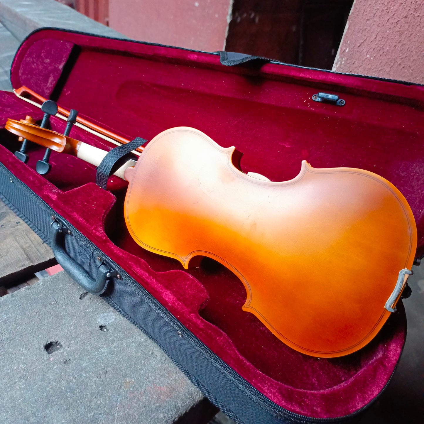 Yamaha 4/4 Concert Violin Starter Kit for Students with Bow, Shoulder rest, Rosin and a Light-weight Hardcase (Replica) - Brand New