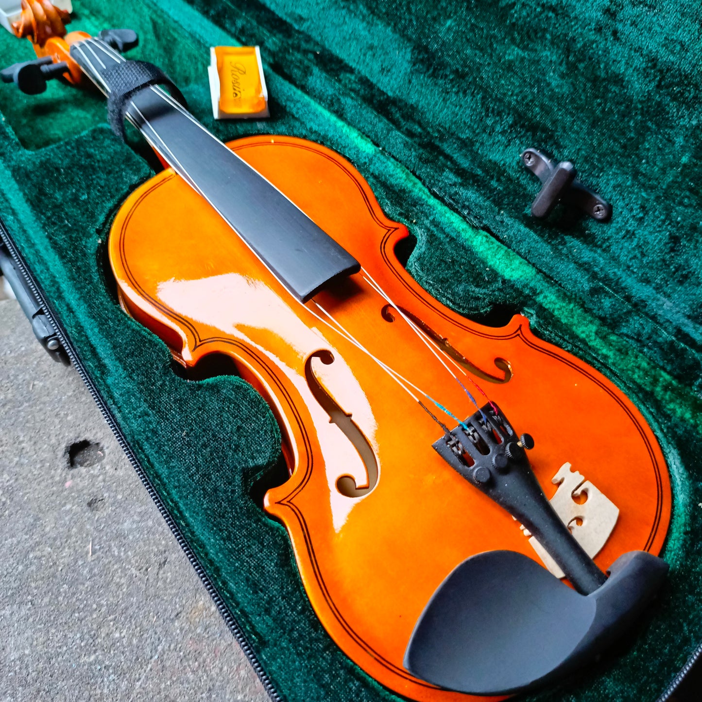 Yamaha 1/4 Concert Violin Starter Kit for Students with Bow, Chin rest, Rosin and a Light-weight Hardcase - Brand New