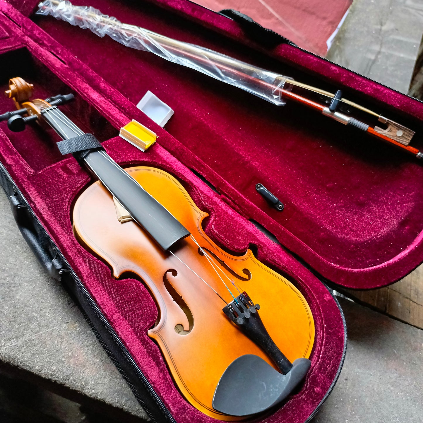 Yamaha 3/4 Concert Violin Starter Kit for Students with Bow, Shoulder rest, Rosin and a Light-weight Hardcase (Replica) - Brand New