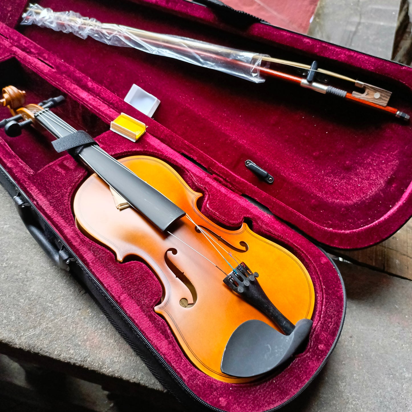 Yamaha 3/4 Concert Violin Starter Kit for Students with Bow, Shoulder rest, Rosin and a Light-weight Hardcase (Replica) - Brand New