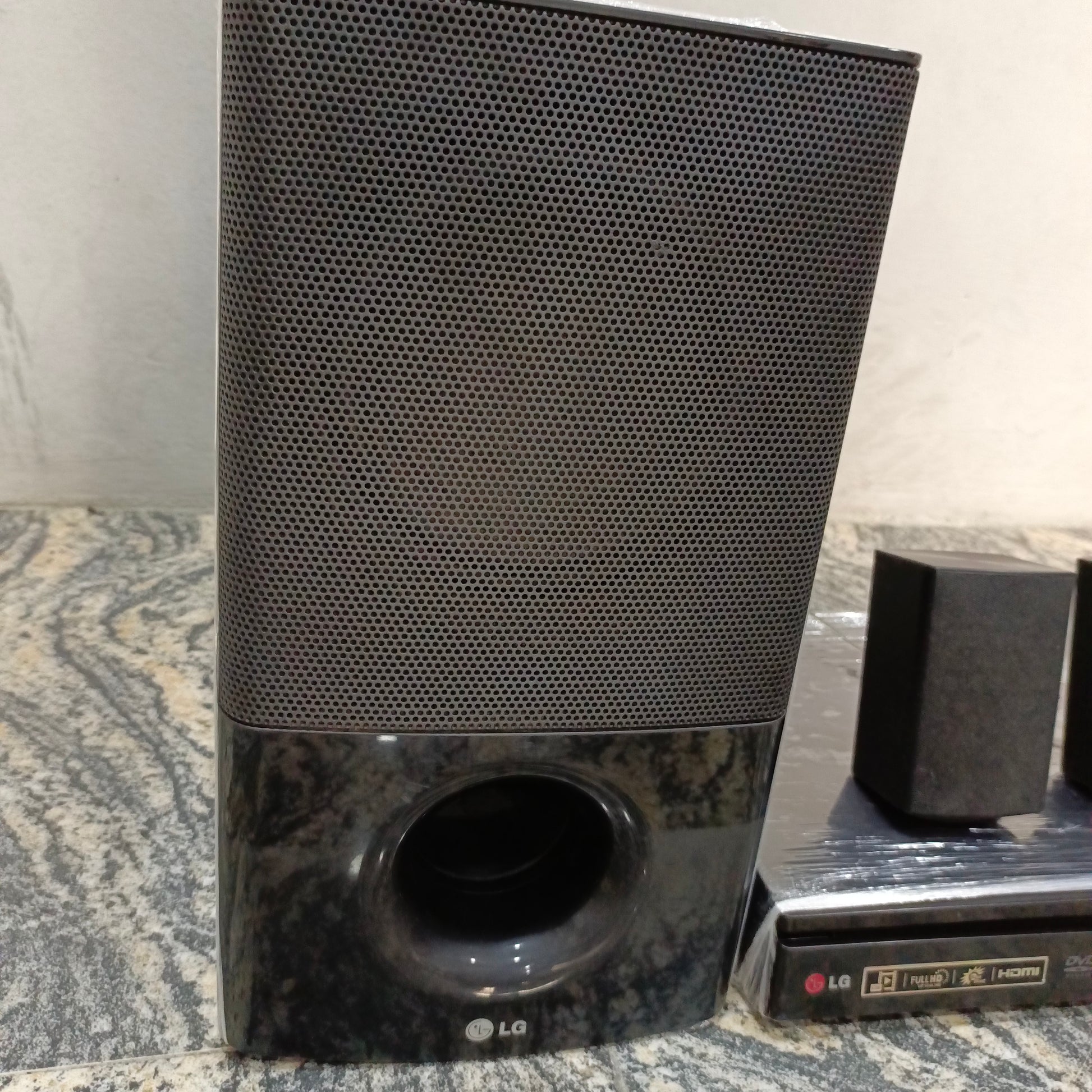 LG 2.1Ch 500W DVD Home Theater System - Foreign Used