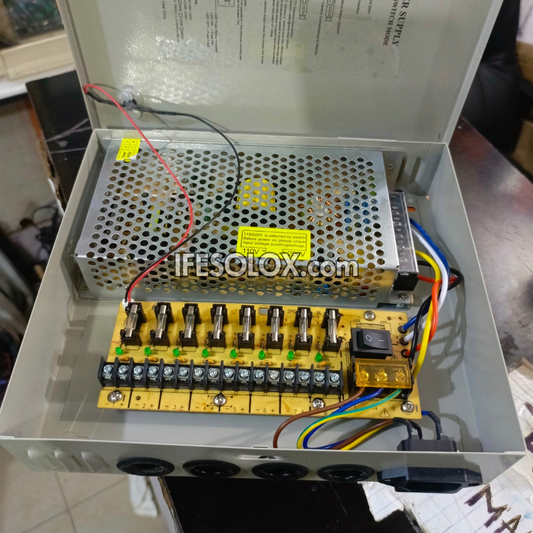 Boîtier d'alimentation CCTV professionnel 8 voies 12 V CC avec fusible individuel - Tout neuf