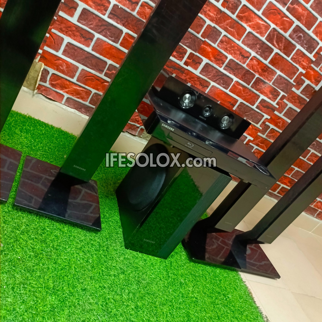 Samsung HT-C5550 5.1Ch 1000Watts Blu-ray 3D Standing DVD Home Theater Complete Set (USB, Aux, FM, Optical, HDMI) - Foreign Used