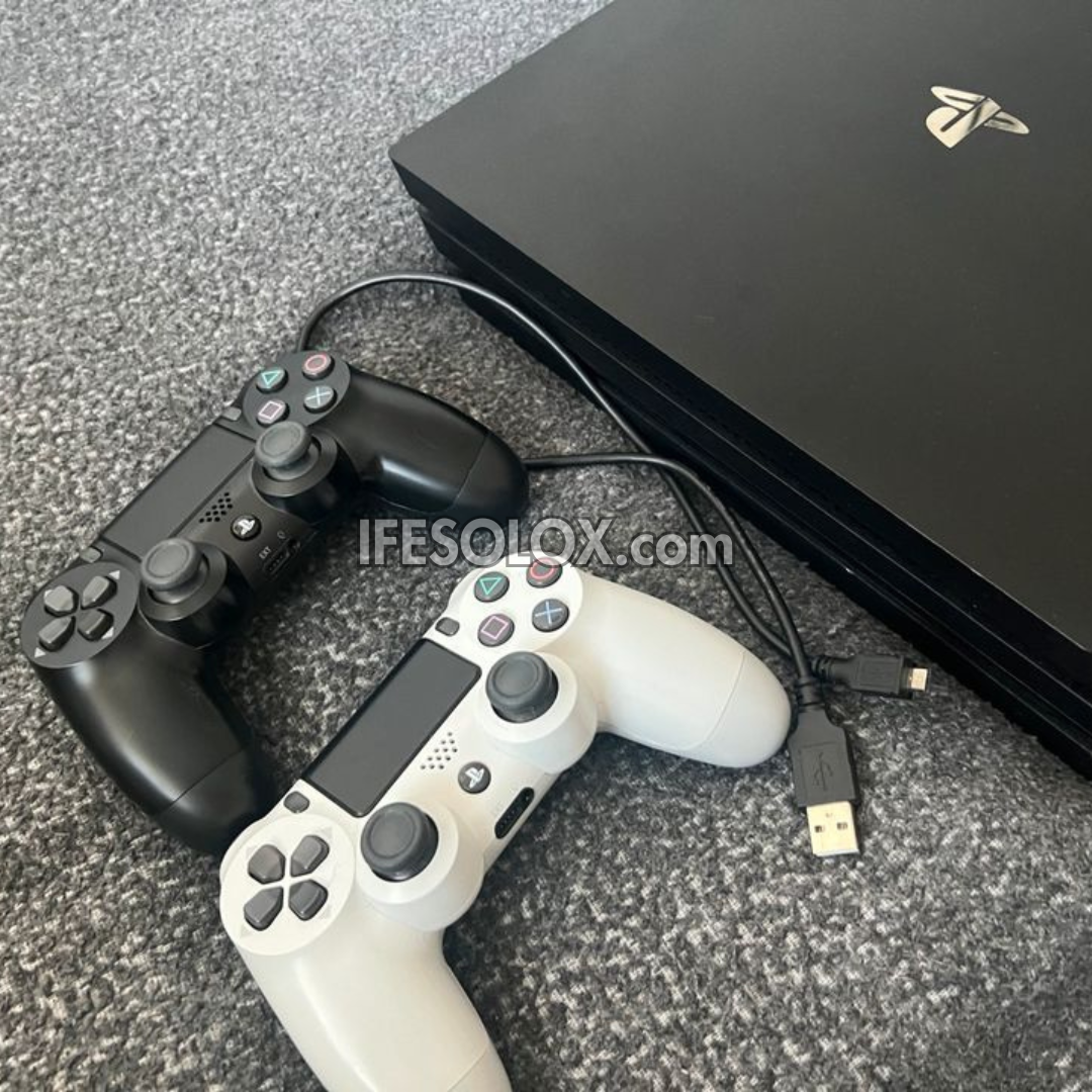 Console de jeu Sony Playstation 4 (PS4) 1 To avec 2 manettes DUALSHOCK 4 et 10 jeux - Occasion à l'étranger