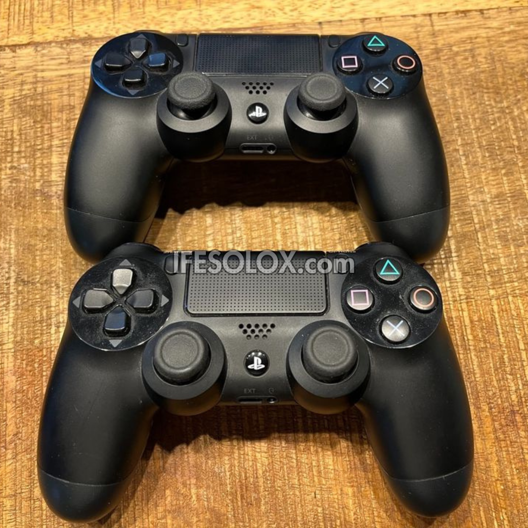 Console de jeu Sony Playstation 4 (PS4) 1 To avec 2 manettes DUALSHOCK 4 et 10 jeux - Occasion à l'étranger