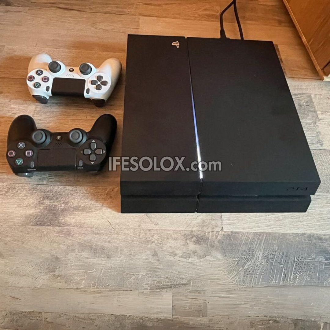 Console de jeu Sony Playstation 4 (PS4) 1 To avec 2 manettes DUALSHOCK 4 et 10 jeux - Occasion à l'étranger