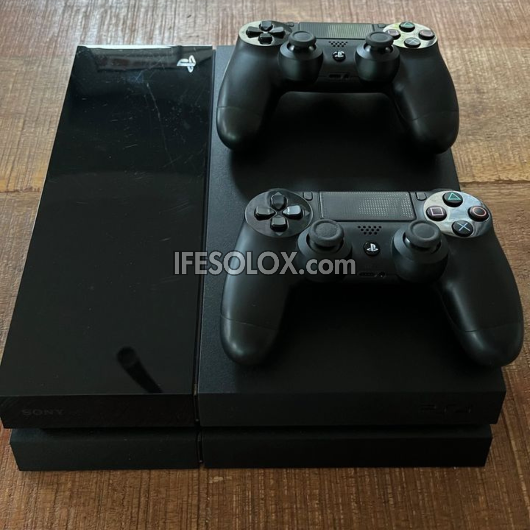 Console de jeu Sony Playstation 4 (PS4) 1 To avec 2 manettes DUALSHOCK 4 et 10 jeux - Occasion à l'étranger