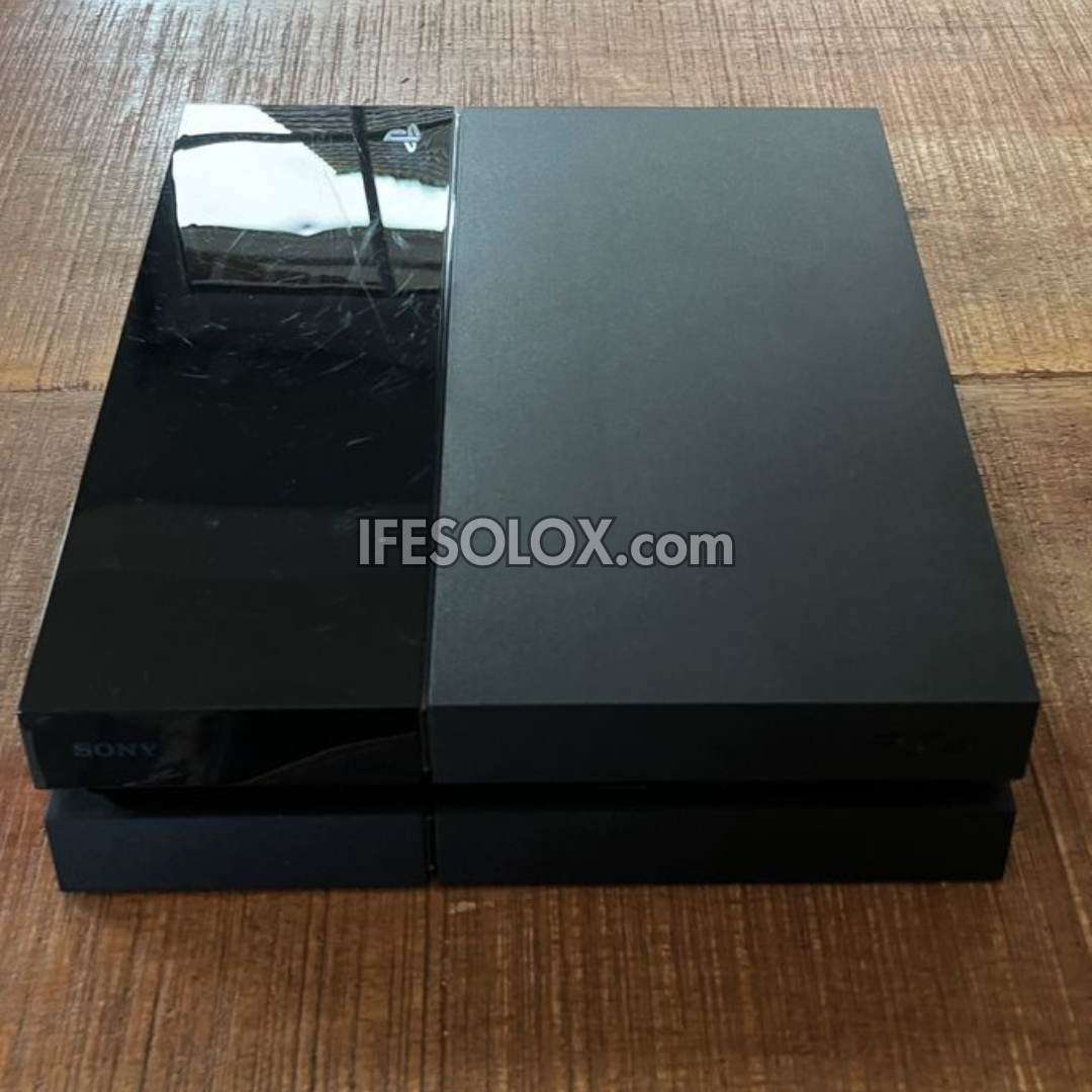 Console de jeu Sony Playstation 4 (PS4) 1 To avec 2 manettes DUALSHOCK 4 et 10 jeux - Occasion à l'étranger