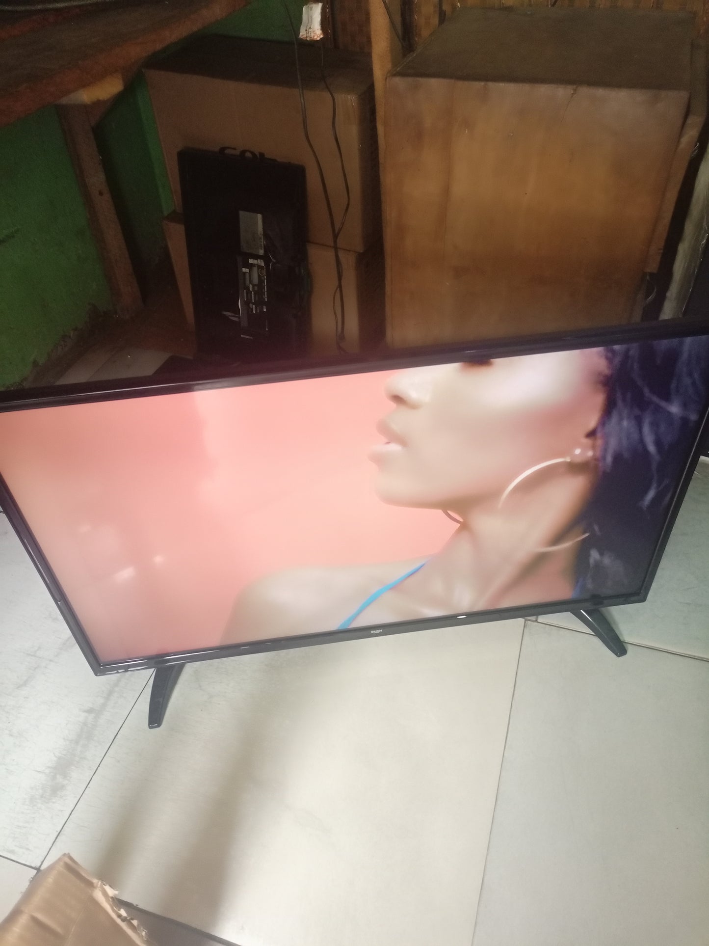 BUSH 40 Inch WiFi Smart Full HD LED TV + Netflix, YouTube & Miracast - Foreign Used