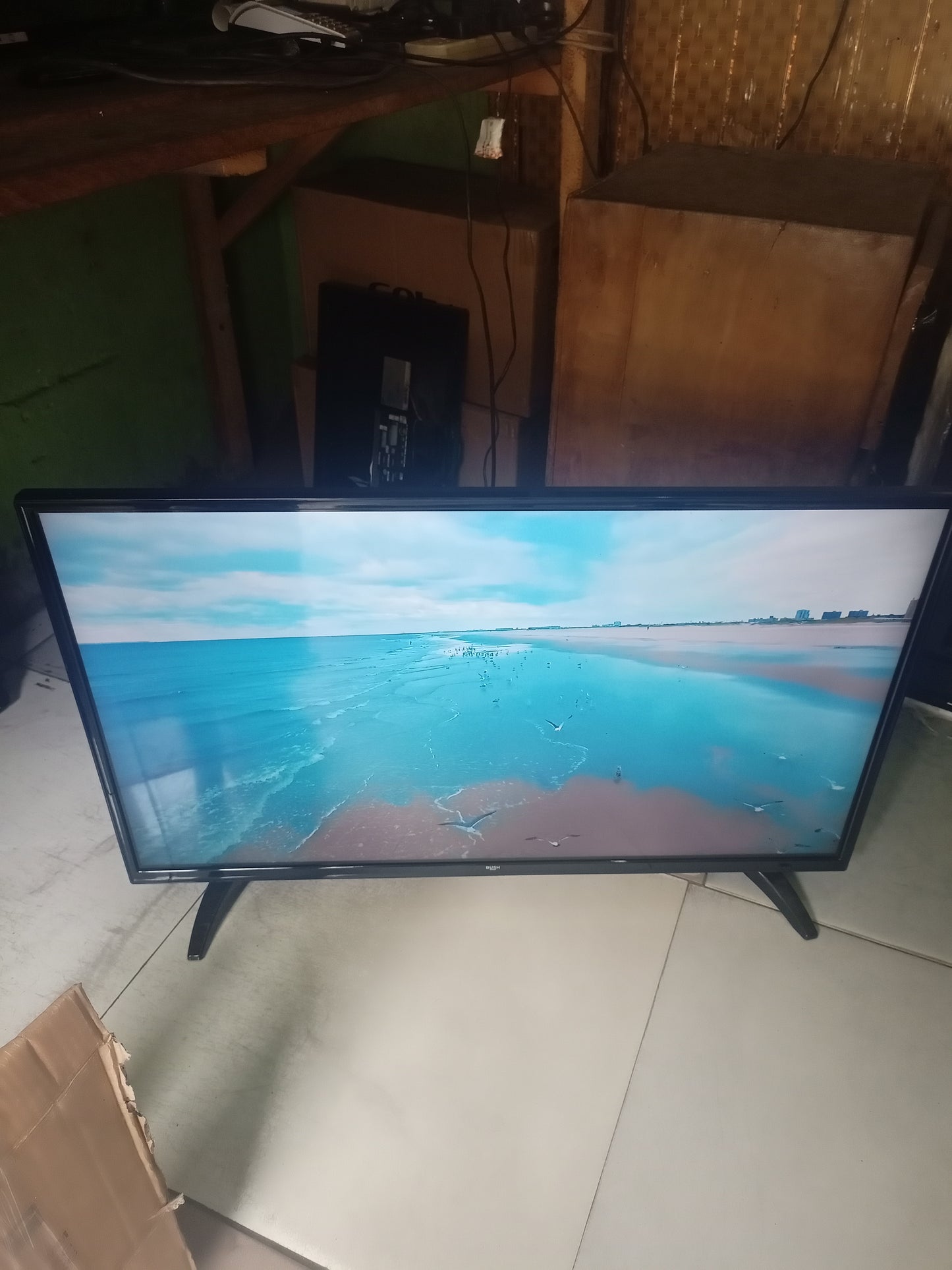 BUSH 40 Inch WiFi Smart Full HD LED TV + Netflix, YouTube & Miracast - Foreign Used