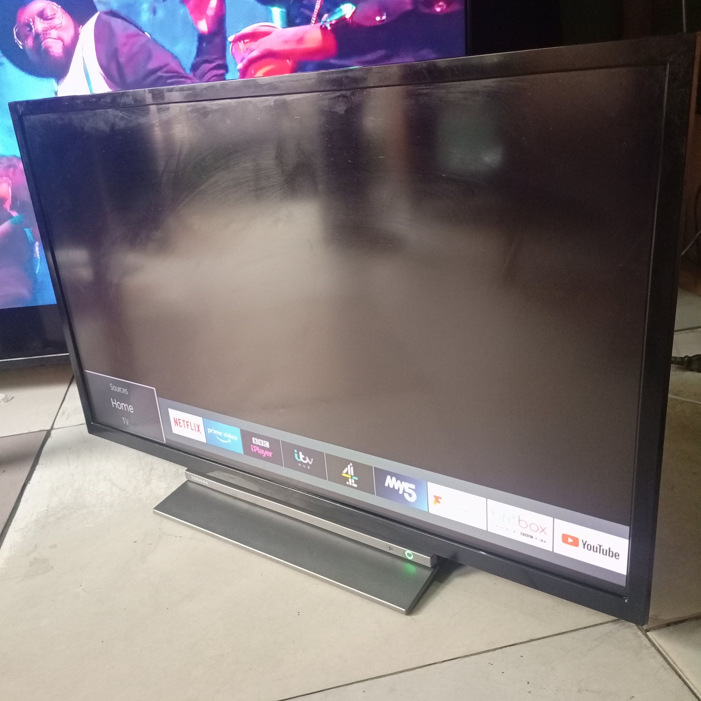 TOSHIBA 32 inch Smart FHD LED TV + Built-in WiFi & Bluetooth - Side View