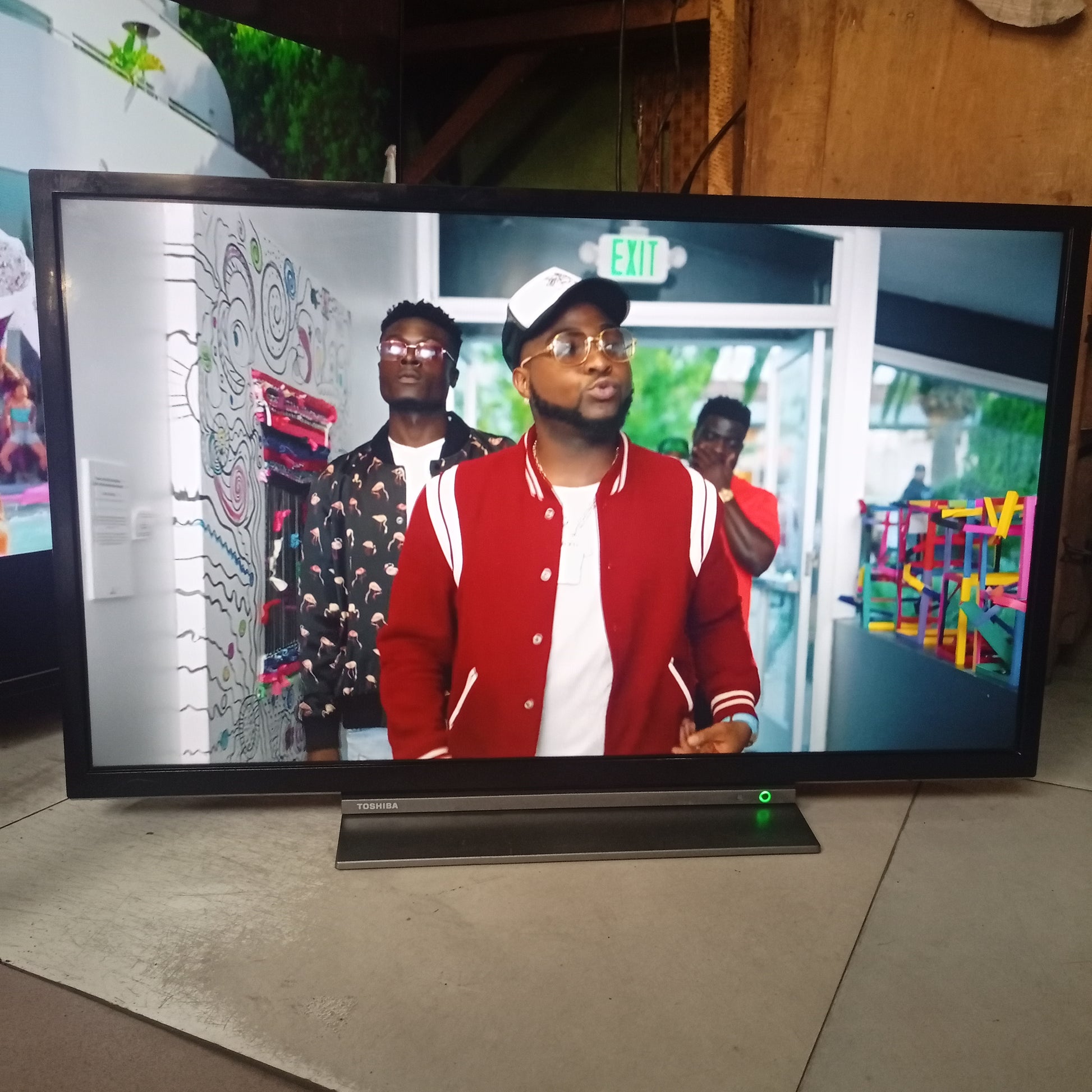 TOSHIBA 32 inch Smart FHD LED TV + Built-in WiFi & Bluetooth - London Used