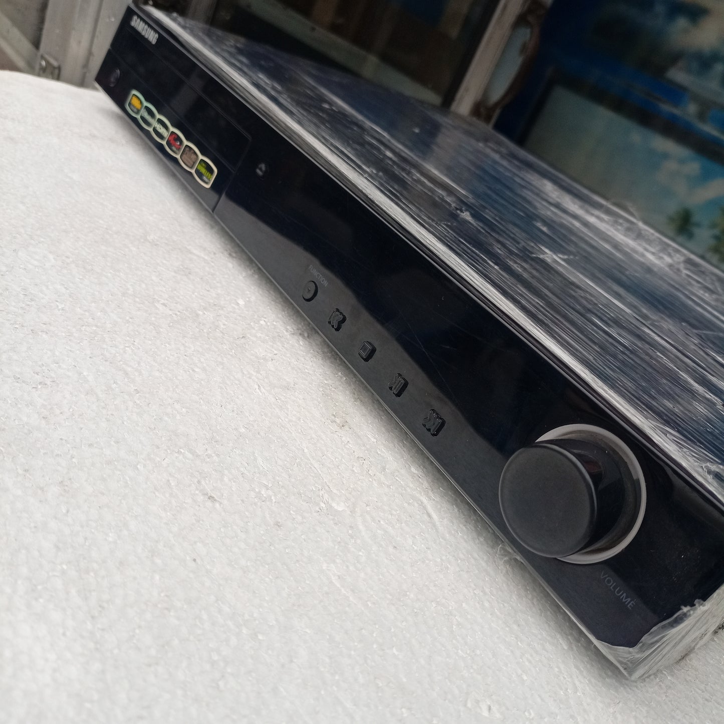 Samsung HT-Z310R 5.1Ch 1000watts Bluetooth DVD Home Theater Machine Head - Closer Angle View