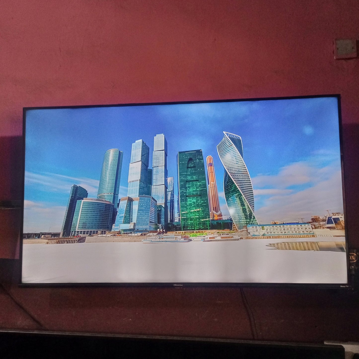 Téléviseur LED Hisense Roku Smart 4K UHD 55 pouces (WiFi intégré, Miracast) - Occasion à l'étranger