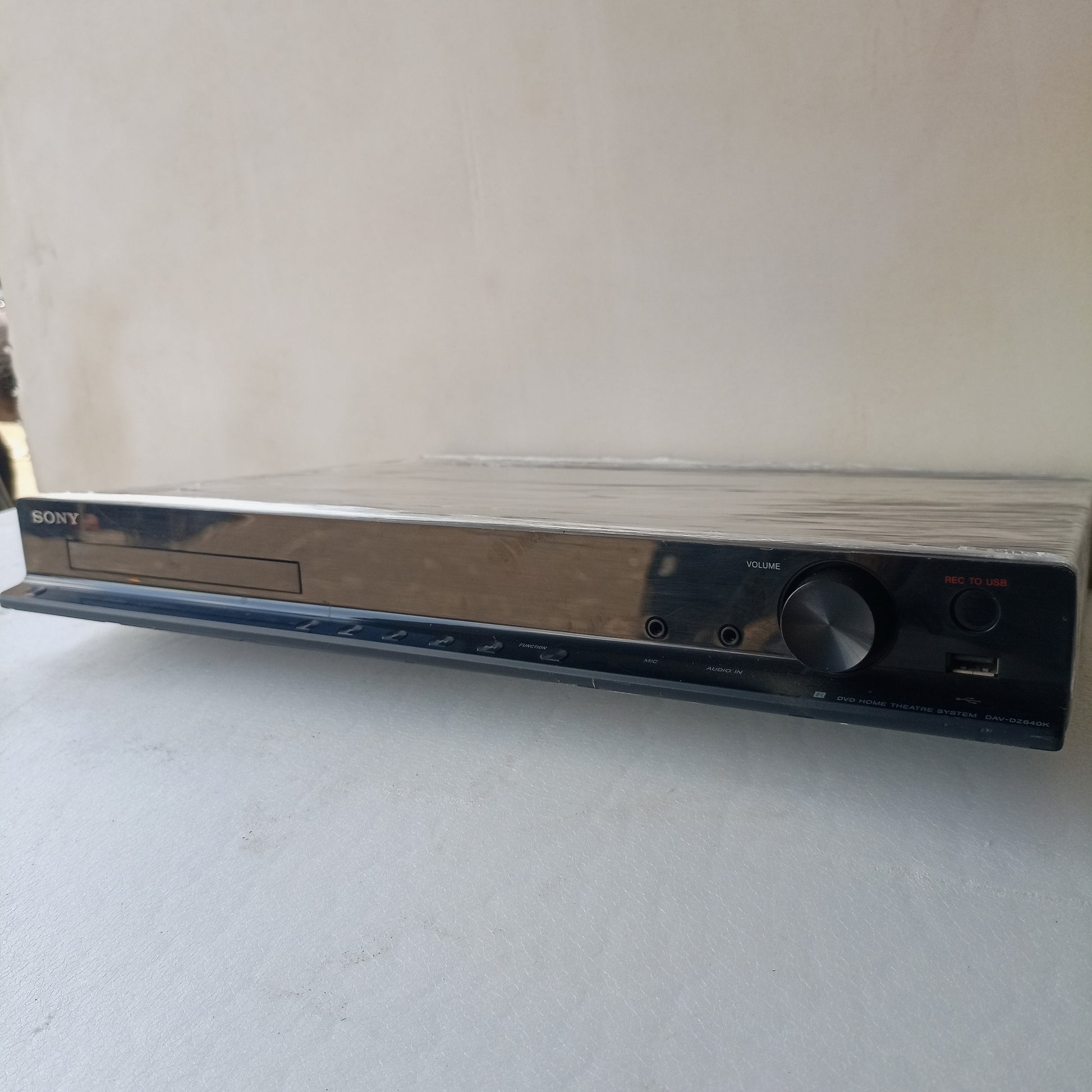 Sony HBD-DZ640K 5.1Ch 1000 Watts DVD Home Theater Machine Head - Front View