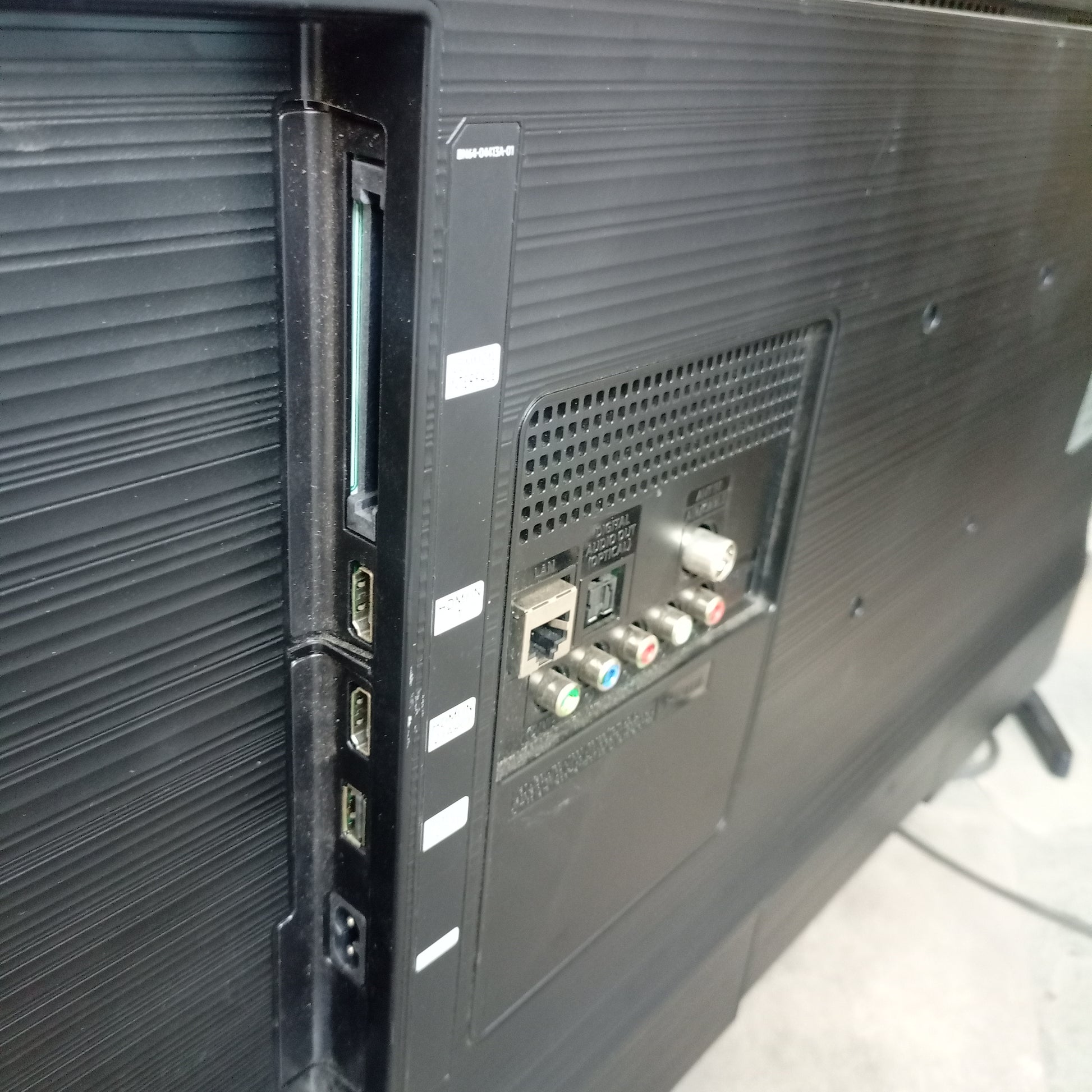 SAMSUNG 32 Inch UE32T4300 Series 2020 Active HDR Smart Apple TV - Side Board View