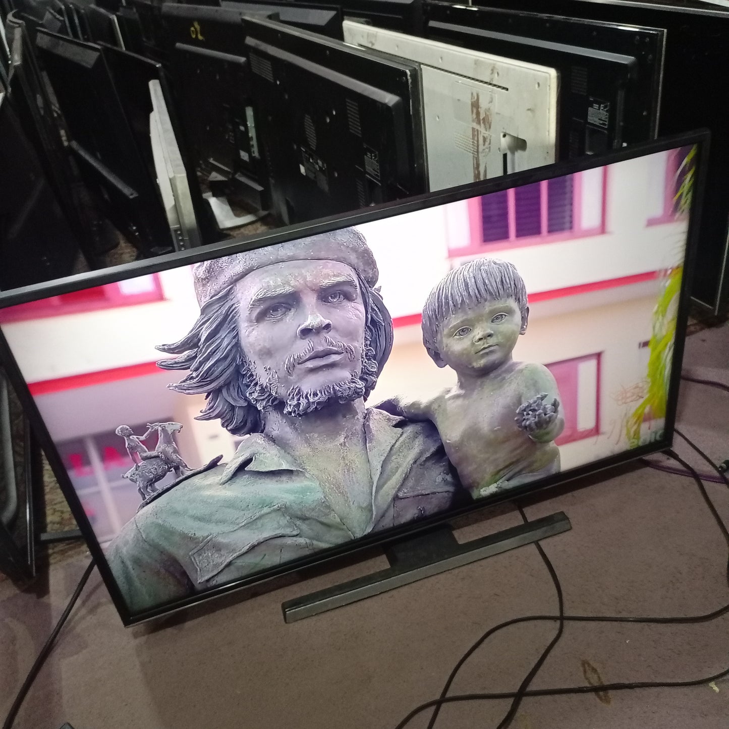 Hitachi 43 Inch Smart 4K UHD LED TV - Angle View