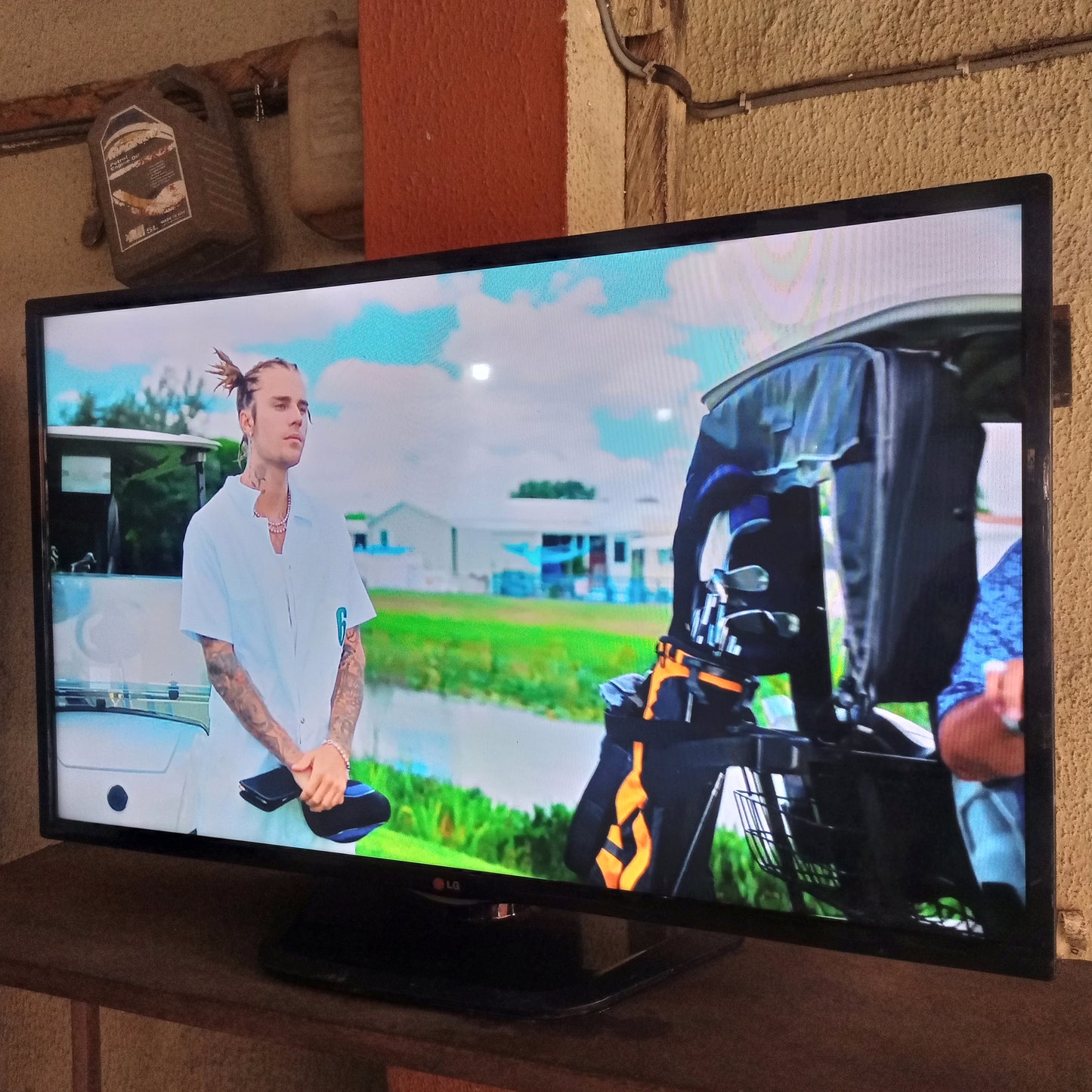 LG 42 Inch 42LN5400 Widescreen 120Hz 1080p FHD LED TV - London Used