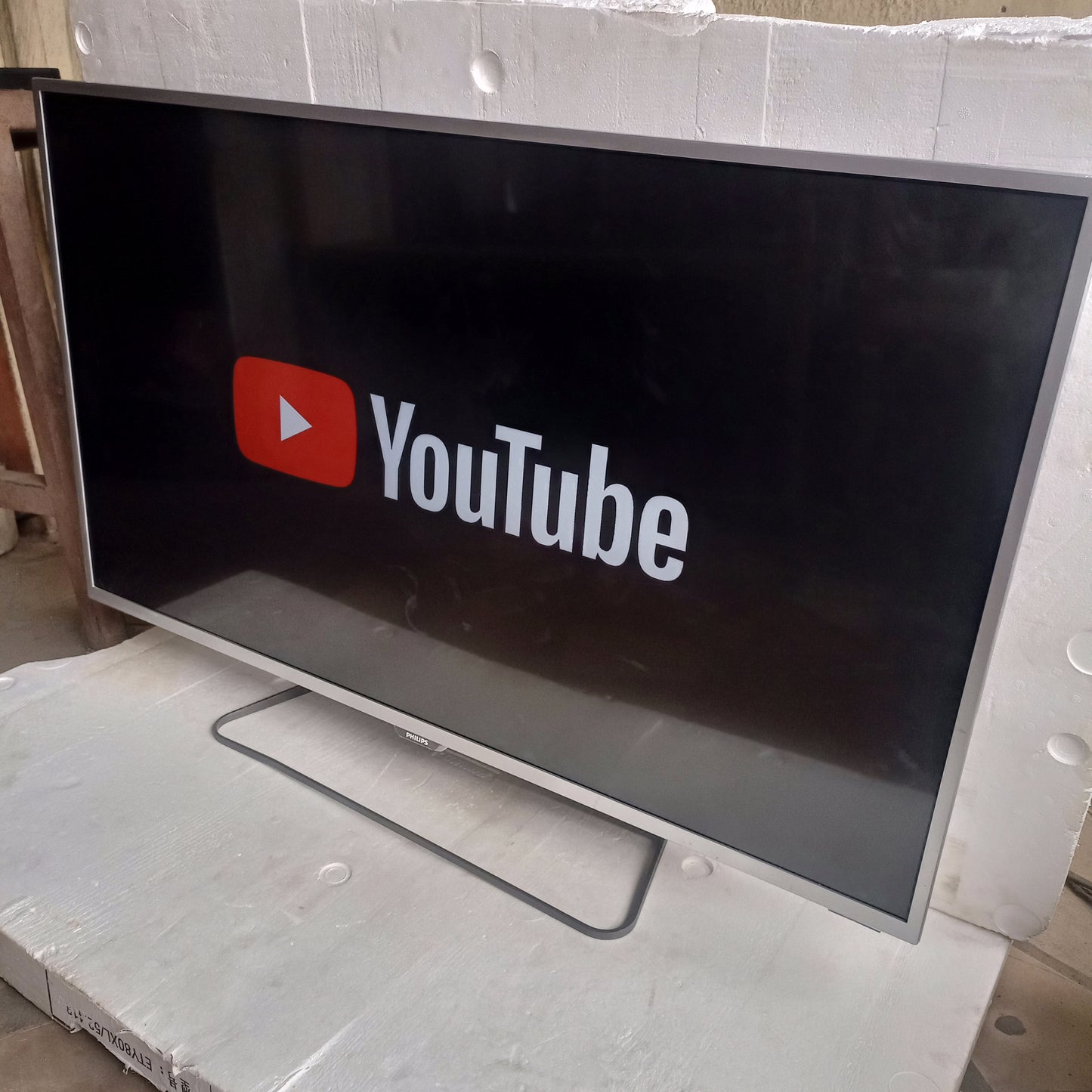 Philips 43 Inch 43PUS6551/12 6500 Series 4K UHD HDR Bluetooth LED TV powered by Android - UK Used