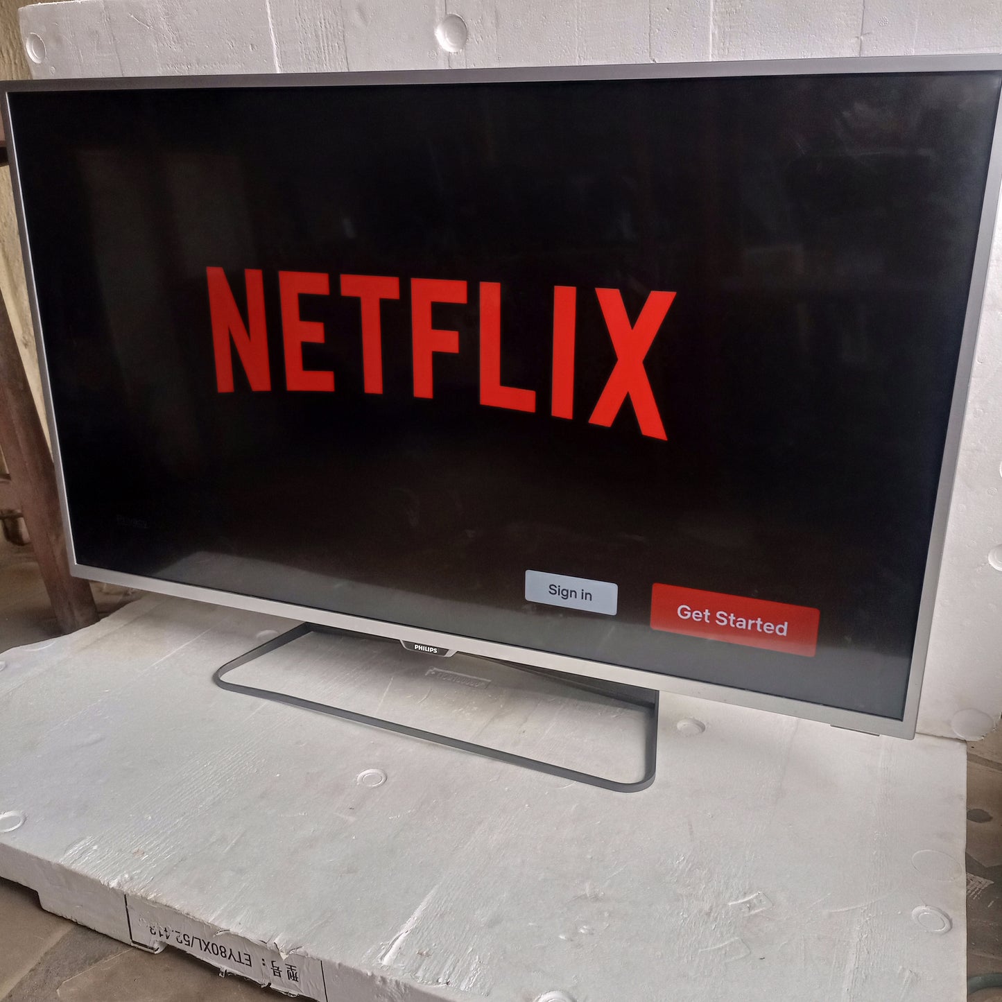 Philips 43 Inch 43PUS6551/12 6500 Series 4K UHD HDR Bluetooth LED TV powered by Android - UK Used