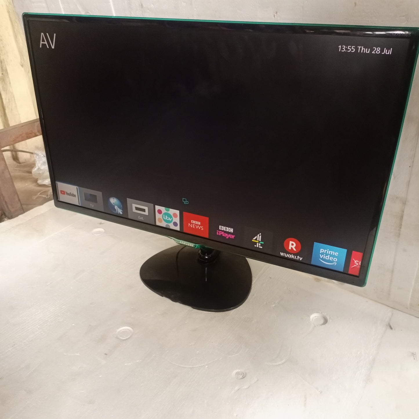SAMSUNG 27 Inch LT27D390 Smart Built-in WiFi Full HD LED TV - London Used