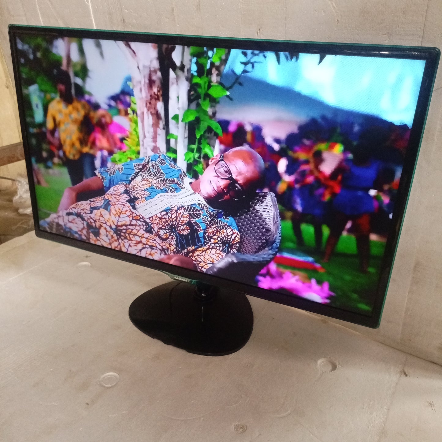 SAMSUNG 27 Inch LT27D390 Smart Built-in WiFi Full HD LED TV - London Used
