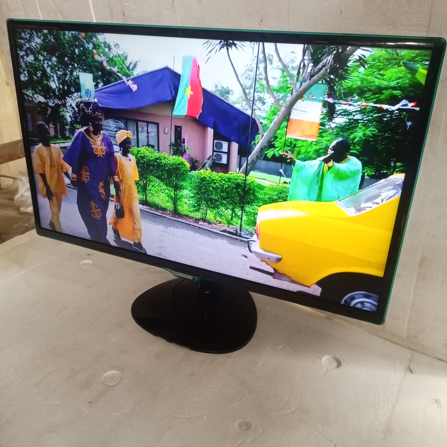 SAMSUNG 27 Inch LT27D390EW Smart Built-in WiFi Full HD LED TV (14V DC powered) - Foreign Used