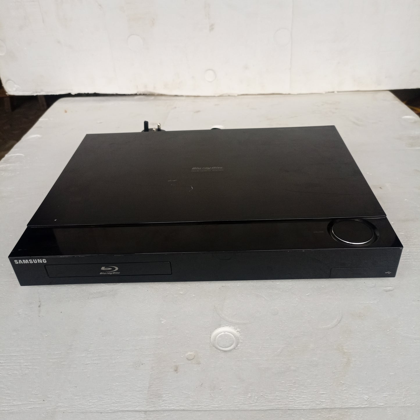 Samsung HT-C5550 1000Watts Blu-ray 3D DVD Home Theater Machine Head - Front view