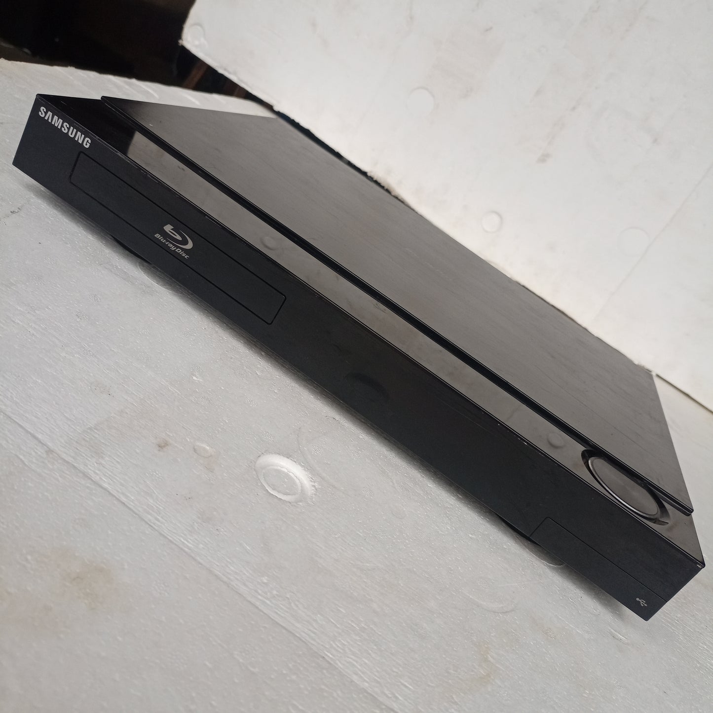 Samsung HT-C5550 1000Watts Blu-ray 3D DVD Home Theater Machine Head - Angle Front View