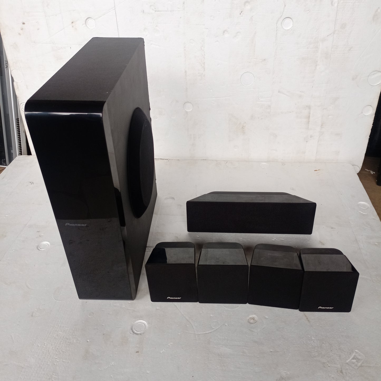 PIONEER XV-BD717 5.1Ch 1000Watts Bluetooth 3D Blu-Ray DVD Home Theater Set - woofer and speakers