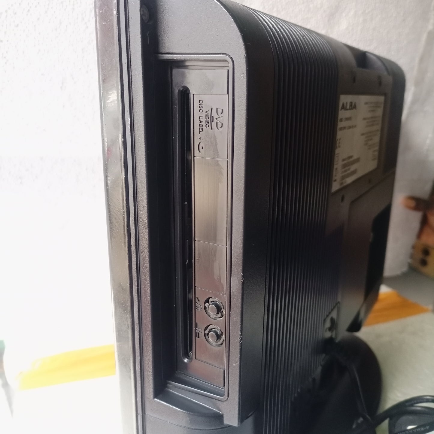 ALBA 16 Inch LCDW16DVDHDF HD Ready DVD and LCD TV Combo - DVD Side View